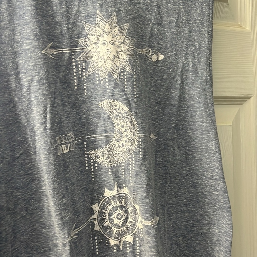 Tops - Picture 2 of 4
